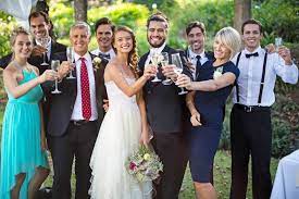 Wenn jemand vom überrest, der jetzt für die hochzeitsfeierlichkeiten bereitsteht, abfällt, weil er verfehlt, das hochzeitskleid anzubehalten, so. Wer Bezahlt Die Hochzeit Tradition Und Gangige Praxis