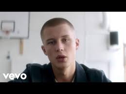 Visar dem hur stark du e låt dem aldrig se dig fälla tårar de är så jag växte upp va bara en. Victor Leksell Tappat Lyrics English Translation