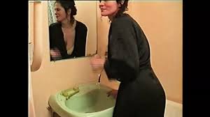 Scopa la mamma in bagno