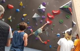 Bouldern kann von kletterinteressierten jedes alters ausgeübt werden. Boulder Kletterhallen