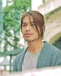 Sebagai apresiasi kami terhadap rambut indahmu, kami menghadirkan berbagai inspirasi dan gaya dan rambut panjang bukan hanya soal preferensi, namun juga menunjukan dedikasi terhadap diri. Artis Lelaki Berambut Panjang Yang Las Metafora Anafora Facebook