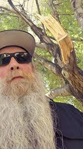 I finally decided to give the challenge a try. It's at this point that I  realized that I don't have so many full pictures, selfies full my phone,  Kai. But even though,