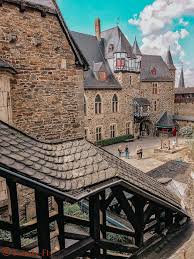 Schloss Burg In Solingen Ist Eine Mittelalterliche Burg Und Ein Wahrzeichen Des Bergischen Landes Tolles Ausfl Burgen Und Schlosser Burg Schloss Burg Solingen