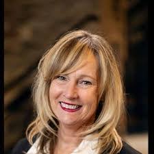 Julie Hammock's Instagram, Twitter & Facebook