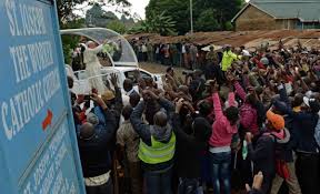Es grenzt im norden an die bürgerlichen viertel loresho und kibagare sowie im westen an westlands. In Pictures Overwhelming Welcome For Pope In Kangemi The Standard