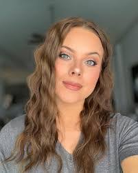 Kelly Kincaid's Instagram, Twitter & Facebook