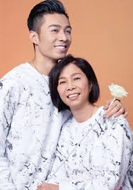 周柏豪年幼的時候居住在青衣 長康邨 。 他在1996年畢業於聖公會仁立小學（下午校），後來搬到將軍澳 頌明苑居住，並入讀東華三院呂潤財紀念中學，至2001年畢業。. çœ¾æ˜Ÿè«–æ„›ä½•éŸ»è©©æœ›æ¸¯äººè‡ªæ„›ç·Šå®ˆåƒ¹å€¼ Now æ–°èž