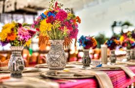 El decorado de una boda en la noche debe ir bien armonizado con el. Boda A La Mexicana 7 Ideas Para Ambientar La Recepcion Boda Mexicana Decoraciones De Boda Mexicanas Centro De Mesa Mexicano