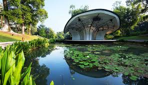 Der als musikpavillon bekannte ikonische pavillon im hintergrund. German Association Walking Jogging Im Botanischen Garten