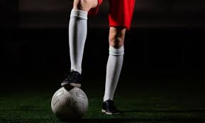 Wasit ada pada tendangan permulaan di tengah di antara kedua tim. Pemain Sepak Bola Wanita