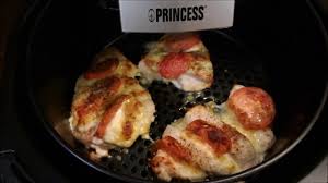 Im grunde kannst du in eine gute fritteuse alles hineintun, das du auch im backofen oder in der bratpfanne zubereiten könntest. Hahnchenbrustfilet Mit Tomate Mozzarella Youtube