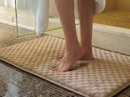 Colorati, soffici e assorbenti, i migliori tappeti bagno ci permettono di asciugarci senza mai scivolare e rimangono vaporosi lavaggio dopo lavaggio. Tappeti Bagno Scegliere Quello Giusto