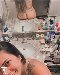 Tia da live pelada exibindo seus belos peitos na internet - flagrarampornô