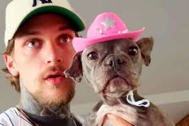 Manta Ray Waits Patiently While Divers Cut Off Fishing Line