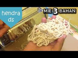 Untungnya beliau bukan orang yang berlebihan untuk memberi penyedap satu ini, secukupnya dan hanya untuk menyempurnakan rasa saja, tanpa membuat lidah eneg atau ada rasa yang tertinggal setelah menyantap makanan. Bikin Mie Sendiri Cuma 3 Bahan Youtube