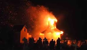 Desenatorului îi ia uneori ore întregi. Arde Uite Cum Arde Biserica Din MurgaÈ™i Nu A Fost ProtejatÄƒ De Harul Divin 3minute Net