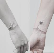 Les tatouages existent depuis belle lurette mais ne sont devenus des effets de modes que longtemps après. Tatouage Couple 70 Idees Pour Trouver Le Tatouage En Commun Ideal Small Tattoos Men Tatouage Couple Tatouage