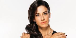 Madre tormentata e affascinante: chi è Lara Komar del "Paradiso delle  signore"