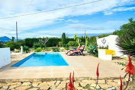 Villa Mit Privatem Pool Bietet Viel Privatsphare Einen Garten Mit Baumen Und Einen Wunderschonen Blick Auf Das Meer Outdoor Decor Outdoor Villa