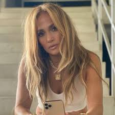 Il nuovo haircolor di jlo si chiama mushroom brown ed è un castano freddo che parte da una base preferibilmente scura e si sfaccetta in . Jennifer Lopez Decreta Che Il Biondo E Il Colore Piu Di Tendenza Della Primavera 2021 Vanity Fair Italia