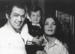 58 θιασοσ διαχρονικη σκηνη «υπηρετησ δυο. 24 Xronia Xwris Thn Tzenh Karezh Spanies Fwtografies Apo Tis Tryferes Stigmes Ths Zwh Ths