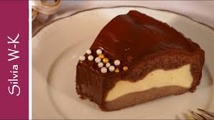 Frischkäse, quark, saure sahne, 140 g zucker, 25 g mehl und 2 eier in einer schüssel glatt rühren. Quarkkuchen Mit Schoko Vanille Kasekuchen Schoko Vanille Kranz Youtube