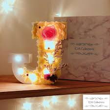 全港首創 保鮮花字母燈 可自選不同字母 這位客人訂製了一對保鮮花字母燈 其中的j字選了淺黃色系 給人朝氣和活力的感覺 配上粉紅色玫瑰 更能散發粉嫩自然的美感 我們的製作工藝高質專業 選用的花材豐富 種類多元化 並且我們選用 light