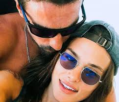 Jun 14, 2021 · kısa süre önce final yapan doğduğun ev kaderindir dizisinde rol alan yakışıklı oyuncu i̇brahim çelikkol, mimar mihre çelikkol ile 2017 yılında nikah. Ibrahim Celikkol Un Esi Hamile Mi Diva Magazin