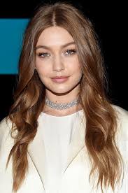 Walking Fashion S Biggest Runways Isn T Gigi S Only Talent She S Also A Hair Color Chameleon And We Would Kno Rengarenk Sac Uzun Sac Unlulerin Sac Modelleri