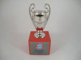 Hallo leute, ich halte ein referat zum thema metall und ich spiele auch fußball.deshalb bin ich zum entschluss gekommen das thema fußball pokale. Uefa Champions League Tm Pokal 70mm Sockel Sieger 1975 Fc Bayern Munchen Ebay