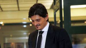 Ο δημήτρης γιαννακόπουλος προκάλεσε με τη δημόσια «ταυτοποίηση» προσώπων, έπειτα από την επίθεση στο σπίτι του. D Giannakopoylos Den 8a Kanw To Embolio Gia Na Mhn Alloiw8ei To Dna Moy Aftodioikisi Gr