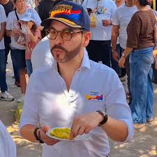 El precandidato presidencial Abelardo de la Espriella llegó a Cartagena y  participa en una rueda de prensa previa al encuentro ciudadano en la Plaza  de la Aduana, como parte de su agenda