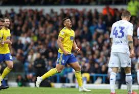Leeds united football club)‏ هو نادي إنجليزي يلعب حالياً في الدوري الإنجليزي الممتاز، يقع في مقاطعة يوركشاير (في غرب يوركشاير)، وتم تأسيسه عام 1919 وملعب النادي الحالي هو الإيلاند رود. ÙÙŠ Ù„ÙØªØ© Ø¥Ù†Ø³Ø§Ù†ÙŠØ© Ù„Ø§Ø¹Ø¨Ùˆ Ù„ÙŠØ¯Ø² ÙŠÙˆÙ†Ø§ÙŠØªØ¯ Ø§Ù„Ø¥Ù†Ø¬Ù„ÙŠØ²ÙŠ ÙŠÙˆØ§ÙÙ‚ÙˆÙ† Ø¹Ù„Ù‰ ØªØ£Ø¬ÙŠÙ„ Ø±ÙˆØ§ØªØ¨Ù‡Ù… Ù‚Ù†Ø§Ø© Ø§Ù„ØºØ¯