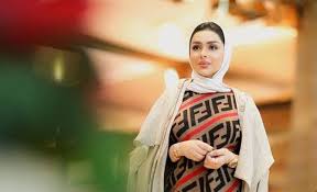 هجوم على السعودية أمل الأنصاري بسبب انتقادها لمنقبة وزوجها في أحد الأماكن العامة nun dress fashion dresses