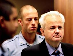 Pamje nga momentet e fundit të Millosheviqit para nisjes për në Hagë  (VIDEO) - PORTALB