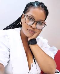 Am from california USA Based in France (Saint Remy) I speak French,  English, Haoussa, Zarma, Mina, a little bit of German Let's be friends ❤️❤️