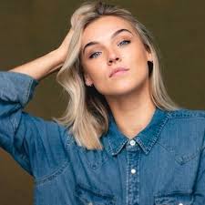 Erin Bell's Instagram, Twitter & Facebook