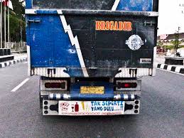 Hasil gambar untuk tulisan lucu di bak truk