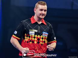 Dimitri van den bergh ist in diesem jahr in die weltelite aufgestiegen. Dimitri Van Den Bergh Finds Sanctuary With Peter Wright During Exile From Native Belgium Dartsnews Com