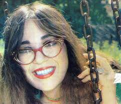 In 1980, özer won a golden album award with her song gönül. Zerrin Ozer Yeter Ki Muzik Olsun