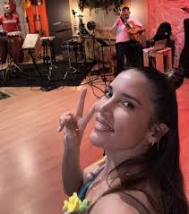 Aquí el tiempo se viste de lunares, las risas suenan por sevillanas y el  aire sabe a azahar. Porque en tiempos de feria, Sevilla no duerme... y tú  tampoco deberías. 💃🌹 #FeriaDeAbril #