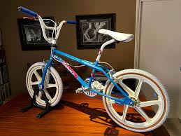 Image result for Bleu Moyen 1988 ARO