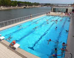 Elle est située port de la gare, le long du quai françois mauriac, dans le 13e arrondissement. Piscine Josephine Baker Les Nanas D Paname
