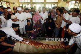 Isak Tangis Mengantar Yusuf Supendi Ke Liang Lahat Republika Online