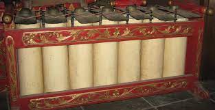 Kendang atau gendang adalah alat musik yang dimainkan dengan cara dipukul / ditepak dengan menggunakan telapak tangan. 12 Alat Musik Tradisional Jawa Tengah Yang Sering Digunakan Untuk Gamelan Bukareview
