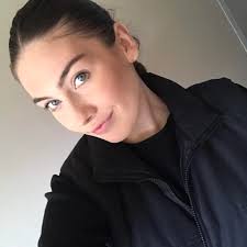 Are there any mobile hair dressers in wantage that can do a blonde  transformation from a level 5 brunette And anyone able to fit hair  extensions?