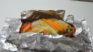 Cocinándolo en la sartén tardarás sólo 12 minutos, suma lo que tardes en reunir los ingredientes, trocearlos y ponerlos en el papillote de papel de aluminio. Como Cocinar Un Pescado En Papillote Youtube
