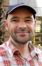 Der Osterhase kommt wie Pippi Langstrumpf mit dem Regenschirm"