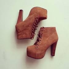 Black Booties With Brown Heel Pin De Tatiana Evans Em Shoes Sapatos Sapatos Para Garotas Botas