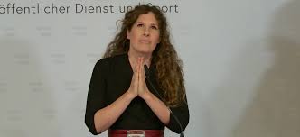 Bei der übergabe im kanzleramt dieser tage überreichten edtstadler und bundeskanzler sebastian kurz (övp) der werdenden mutter noch einen. Gehoertgebloggt Kappachers Radioblog Seite 3